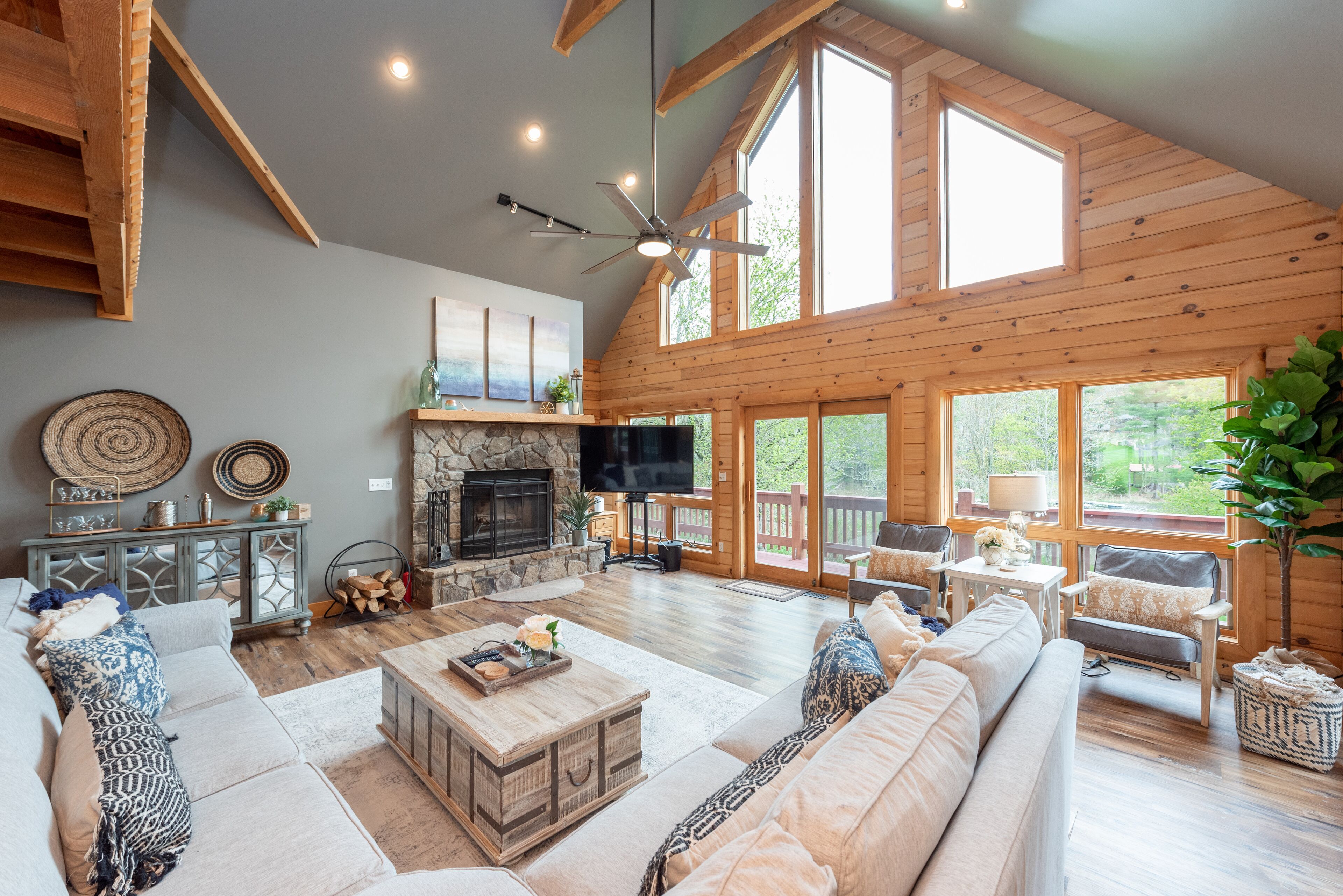 تلفزيون ذكي، مدفأة، مشغل دي في دي، كرة قدم الطاولة