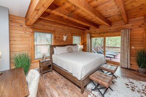 9 bedrooms, free WiFi, bed sheets - Family Lake Retreat w/ Fire Pit & Hot Tub (Swanton)