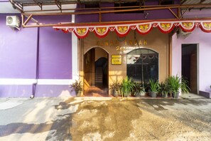 Unclassified image, 5 of 34, button - Spot ON 3978 Hotel Danau Indah (Bekasi)
