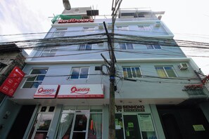 Unclassified image, 5 of 63, button - Reddoorz Near Zobel Roxas (Makati)