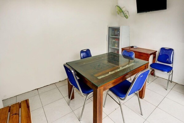 Dining - Super OYO 3767 Permata House (Jakarta)