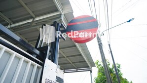 Een bord met de tekst Red Paint Residence bevestigd aan de buitenkant van een gebouw.