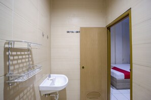 Bathroom - OYO 3754 Prosperity Mansion (Jakarta)