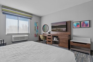 Tallelokero huoneessa, pimennysverhot, silitysrauta/-lauta