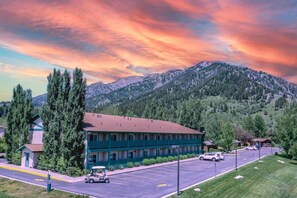 Exterior - Flying Saddle Resort (Alpine)