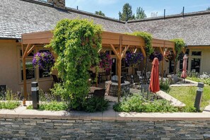 Outdoor dining - Flying Saddle Resort (Alpine)