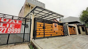 A gated property with a red sign indicating a sale and a contact number. - OYO 4009 Jabusimo Syariah (Jakarta)