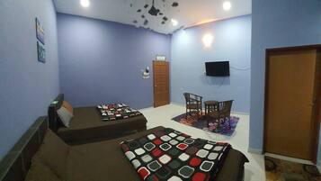 Family Suite | 1 bedroom, desk, free WiFi, bed sheets
