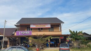 A building with a sign for 'Wahee Polomestay' and 'Baju Bundle' shops. - Hotel O Penginapan Wahee (Kuala Terengganu)