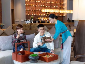 A modern interior with a bar area, seating, and a decorative centerpiece. - Dongfengyun Hotel Mi'le-mgallery Collection (Honghe)
