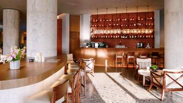 Bar (trong khuôn viên)