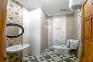 A bathroom with a sink, toilet, and shower. - Rejeki Homestay Syariah Malioboro Redpartner (Yogyakarta)