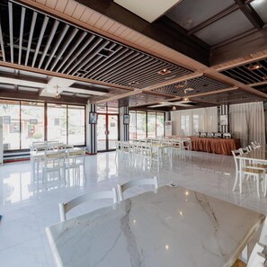 Dining - Reddoorz Plus Near Tugu Mercusuar Anyer (Anyer)