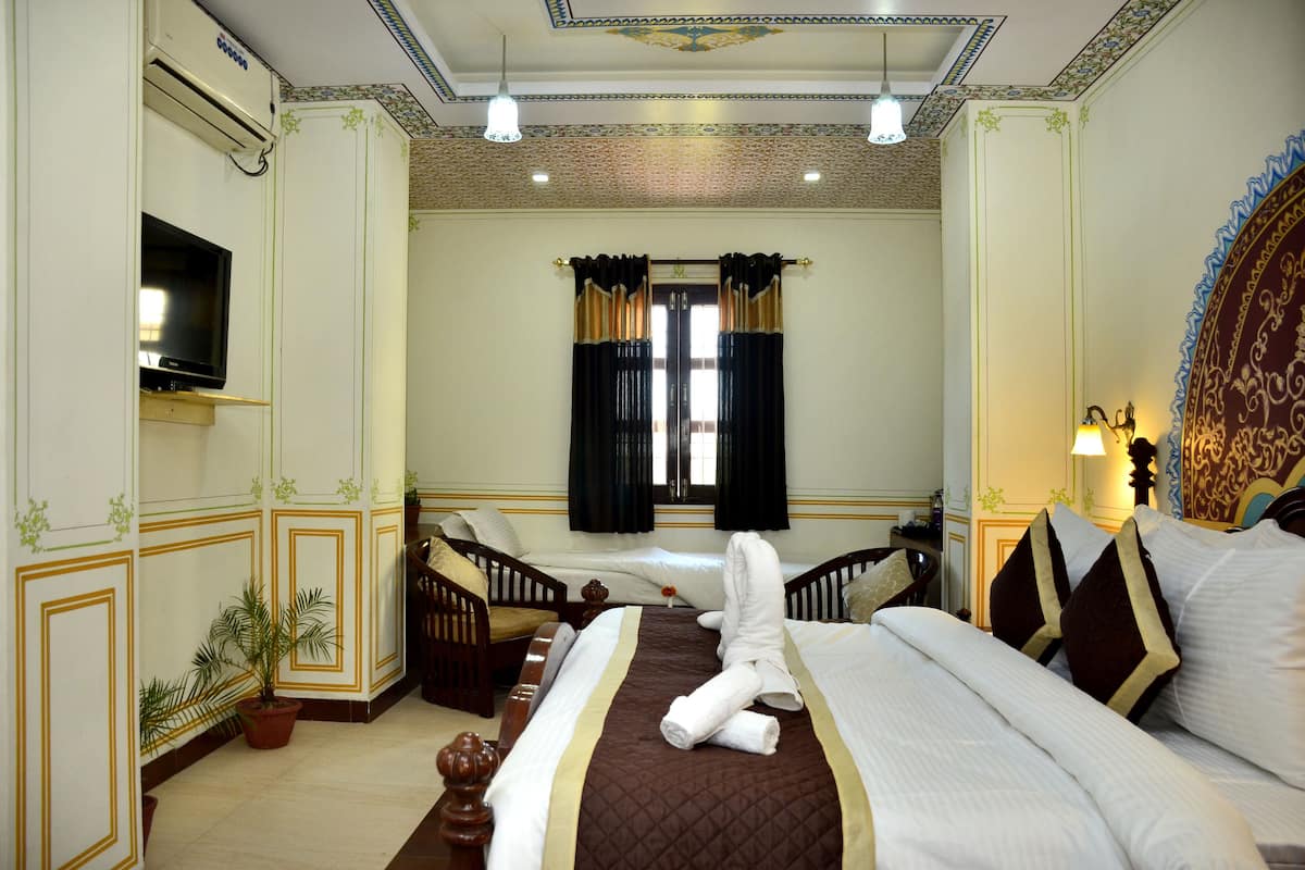 Blackout drapes, free WiFi, bed sheets