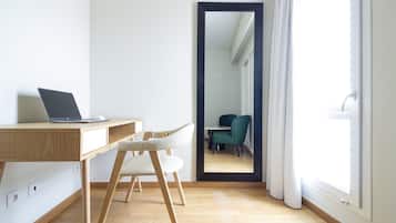 Klassieke studio suite | Een kluis op de kamer, een laptopwerkplek, verduisterende gordijnen