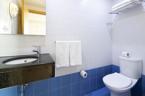 Shower, hair dryer - WHE Hotel (Portimão)