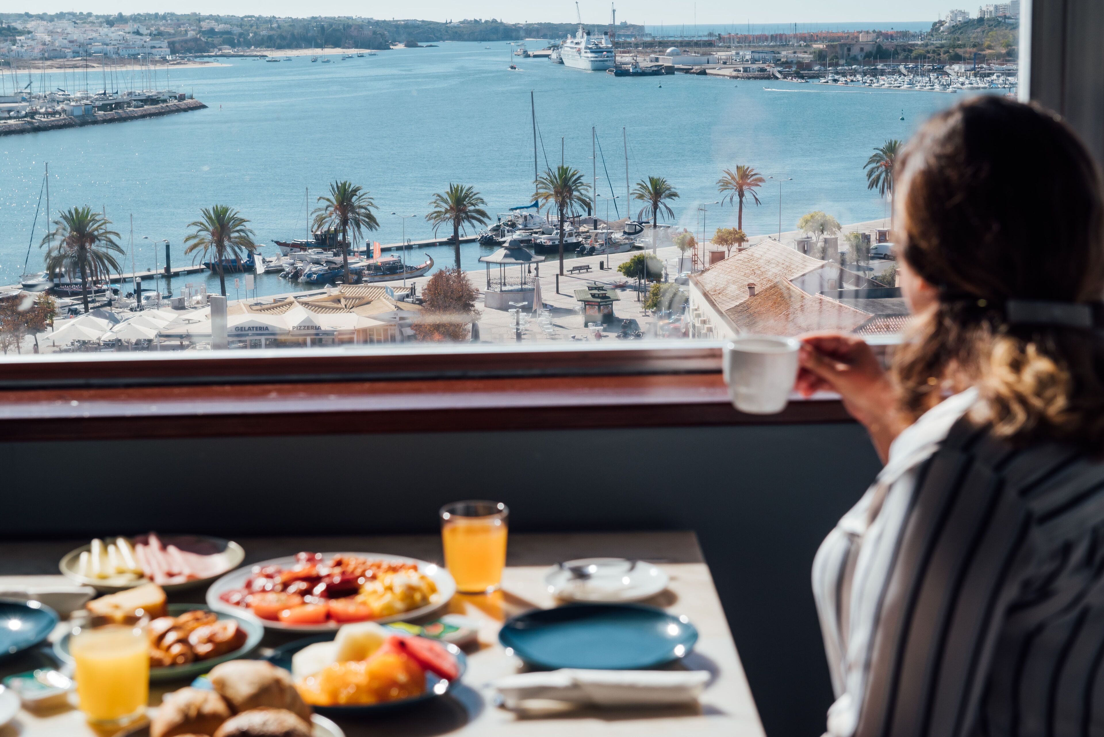 Desayuno buffet (EUR 7.5 por persona) 
