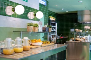Daily continental breakfast (EUR 5 per person) - Residencia Universitaria Resa San Mamés - Campus Accomodation (Bilbao)