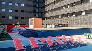 A modern building with a courtyard featuring outdoor seating and a pool. - Residencia Universitaria Resa San Mamés - Campus Accomodation (Bilbao)