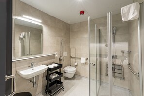 Shower, towels, soap, shampoo - Residencia Universitaria Resa San Mamés - Campus Accomodation (Bilbao)