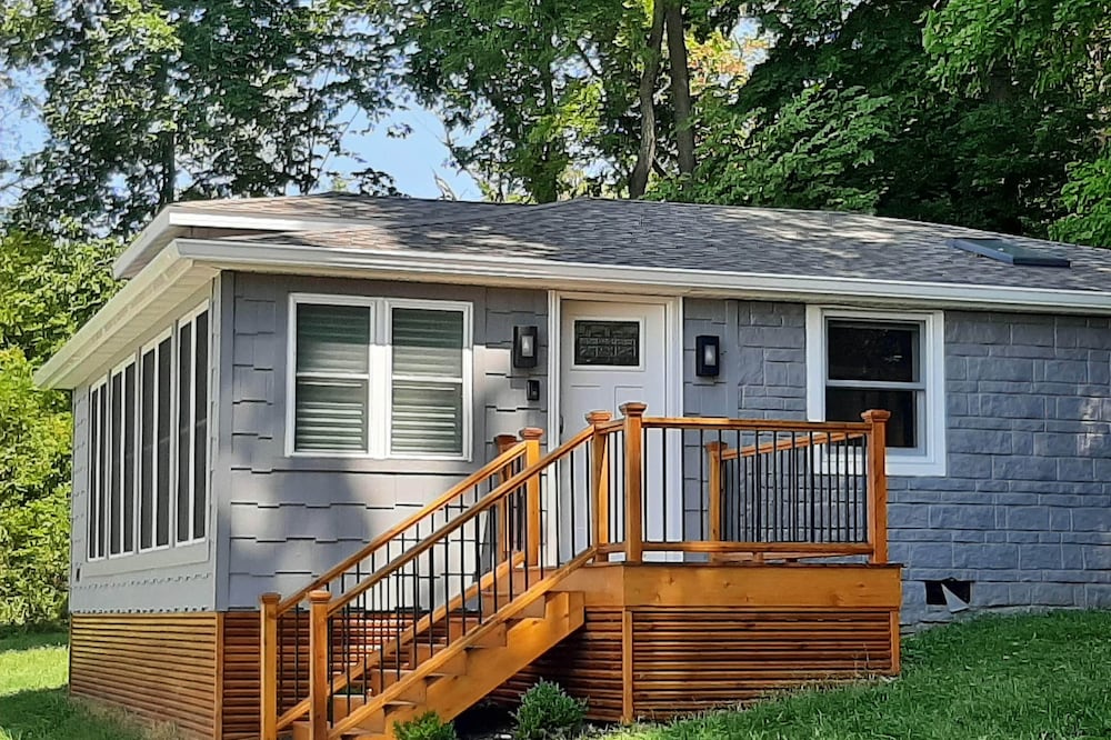 Recently remodeled Nauvoo home, 7 acres on the river