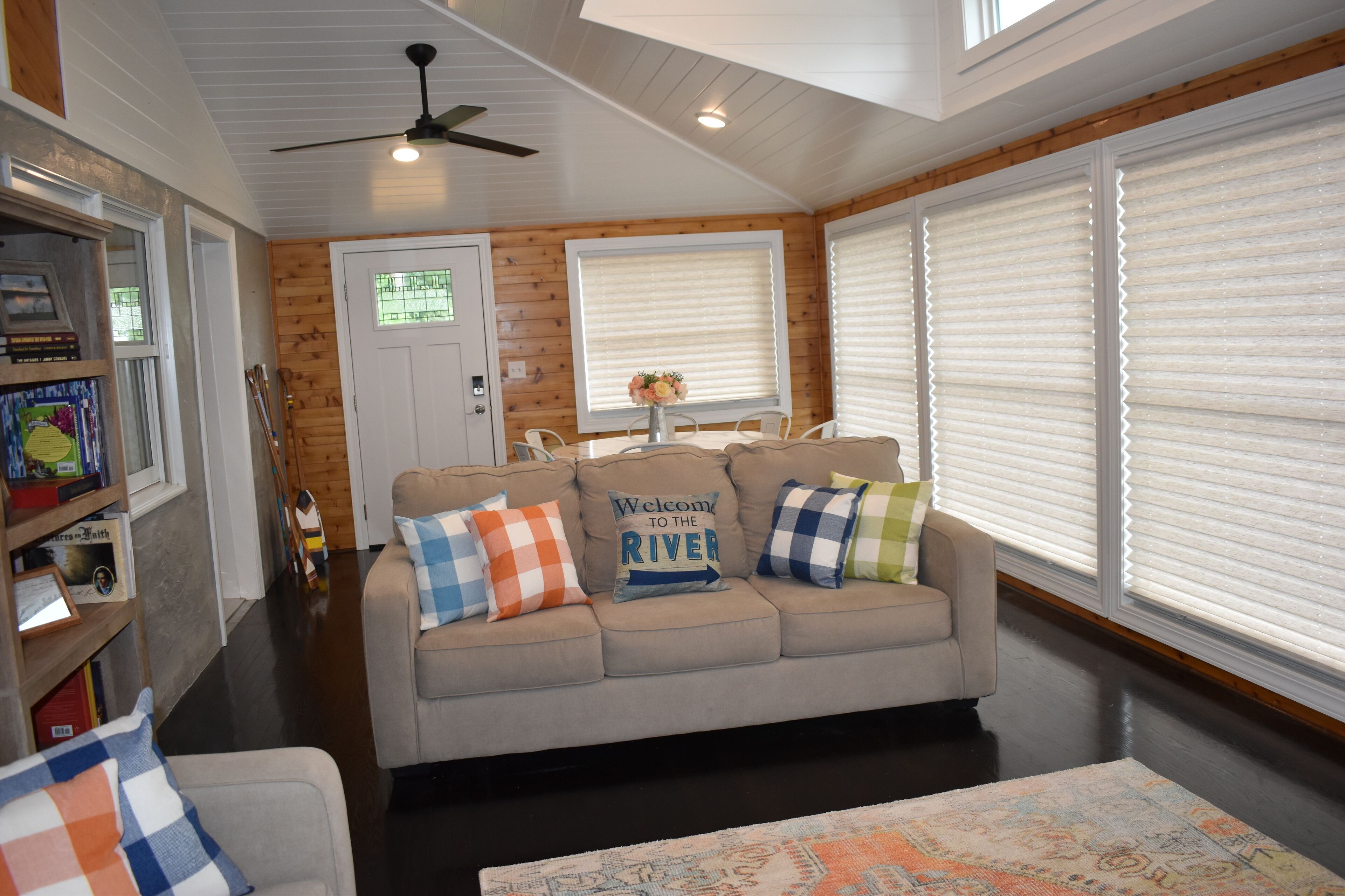 Älytelevisio, takka, DVD-soitin, kirjoja