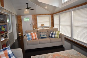 Smart-TV, peis, DVD-spiller og bøker