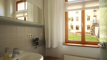 Haartrockner, Handtücher, Seife, Toilettenpapier