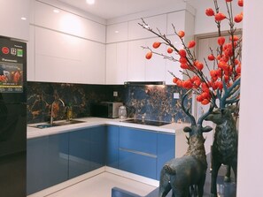 Réfrigérateur, micro-ondes, bouilloire électrique