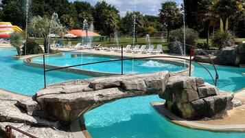 Una piscina al aire libre, una piscina climatizada