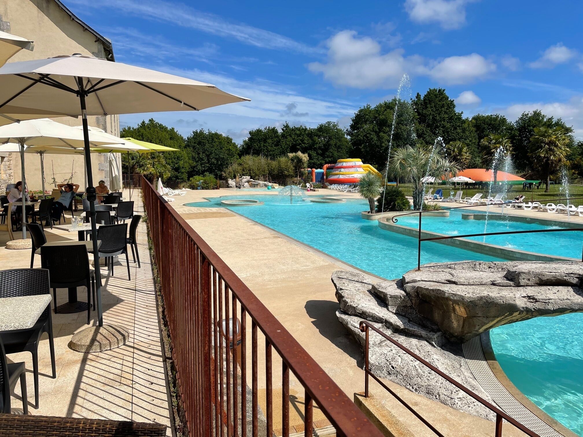 Una piscina al aire libre, una piscina climatizada