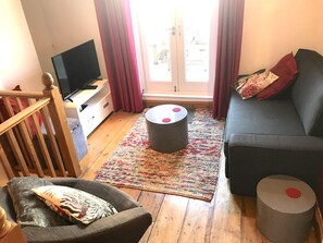 Smart TV, books - Laines Loft - cosy flat in the centre of The Laines, with private sun terrace (Brighton)
