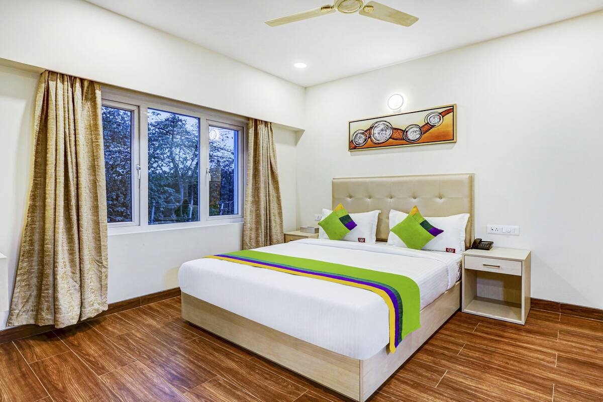 Deluxe Double Room | Desk, iron/ironing board (on request), free WiFi, bed sheets