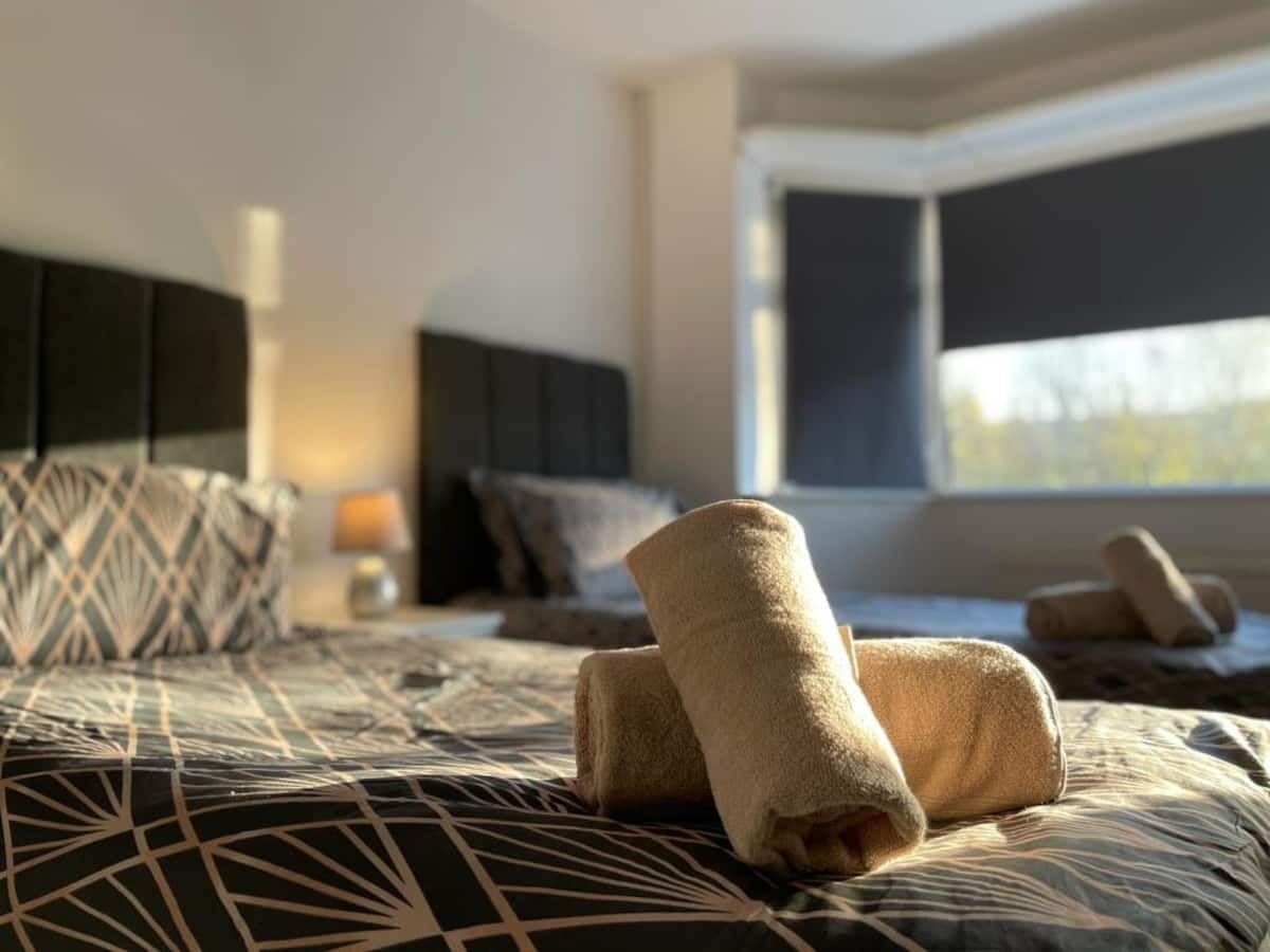 5 bedrooms, iron/ironing board, free WiFi, bed sheets