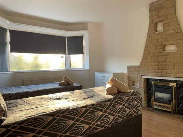 5 bedrooms, iron/ironing board, free WiFi, bed sheets - Clean and Secure Contractor Housing *free parking* (Luton)