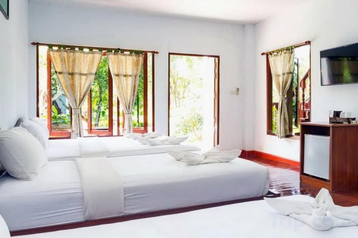 1 bedroom, premium bedding, in-room safe, desk