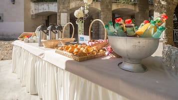 Café da manhã com buffet todos os dias (EUR 25 por pessoa)