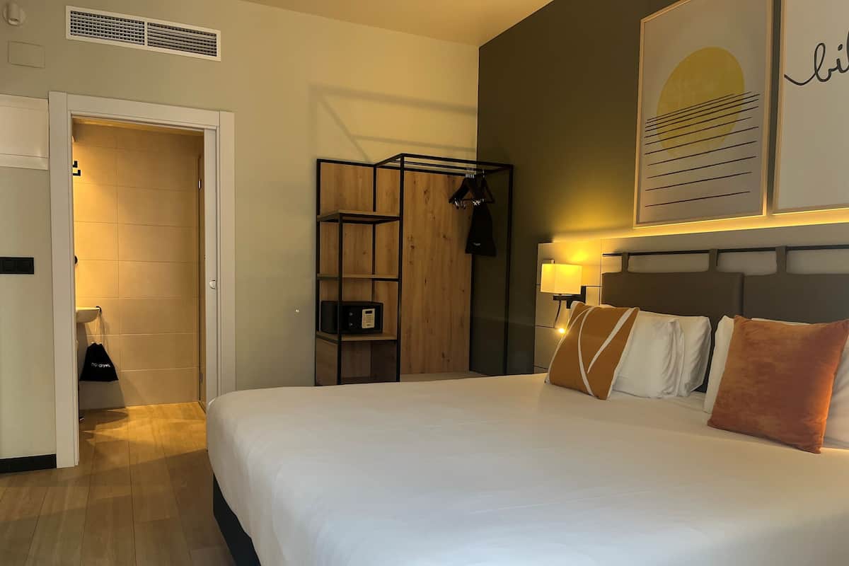1 bedroom, desk, blackout curtains, soundproofing