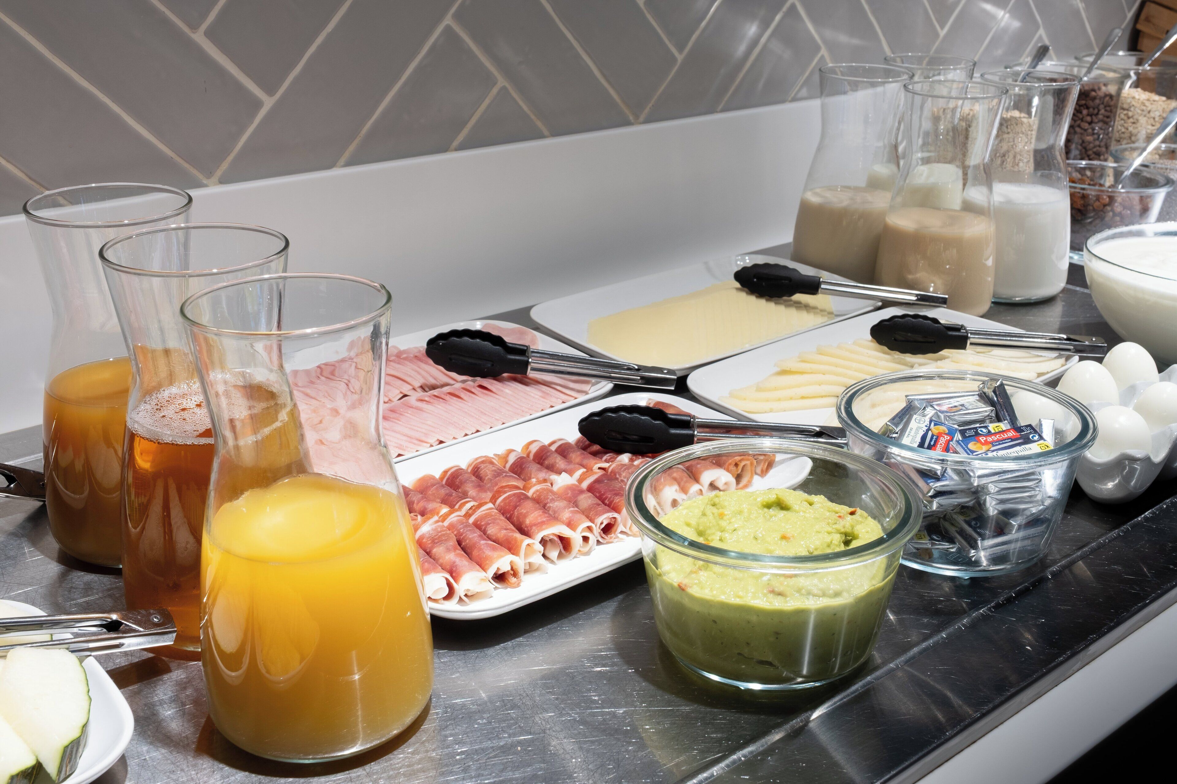 Un bufé de desayuno con diversos alimentos y bebidas.