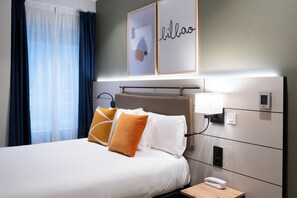 مكتب وستائر تعتيم وتجهيزات عازلة للصوت ومكواة/لوح كي