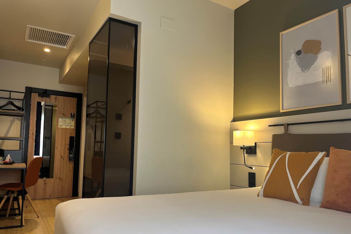 1 bedroom, desk, blackout curtains, soundproofing