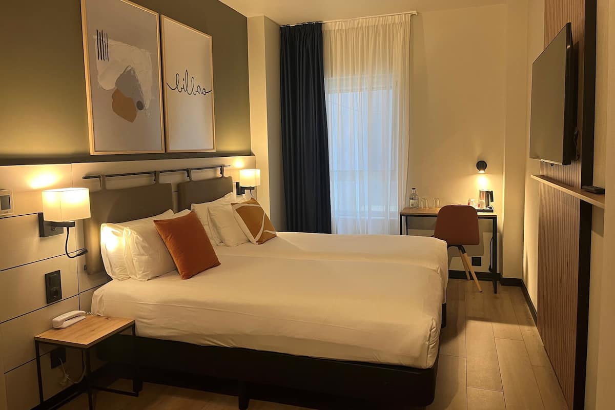 1 bedroom, desk, blackout curtains, soundproofing