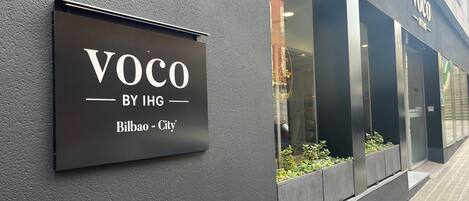 Een winkelgevel met een bord waarop staat: VOCO BY IHG Bilbao - City.