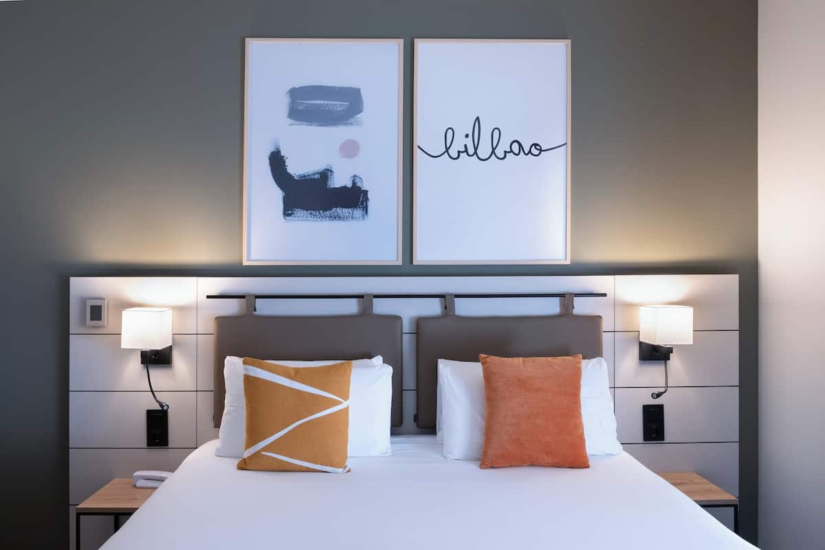 Schreibtisch, Verdunkelungsvorhänge, schallisolierte Zimmer