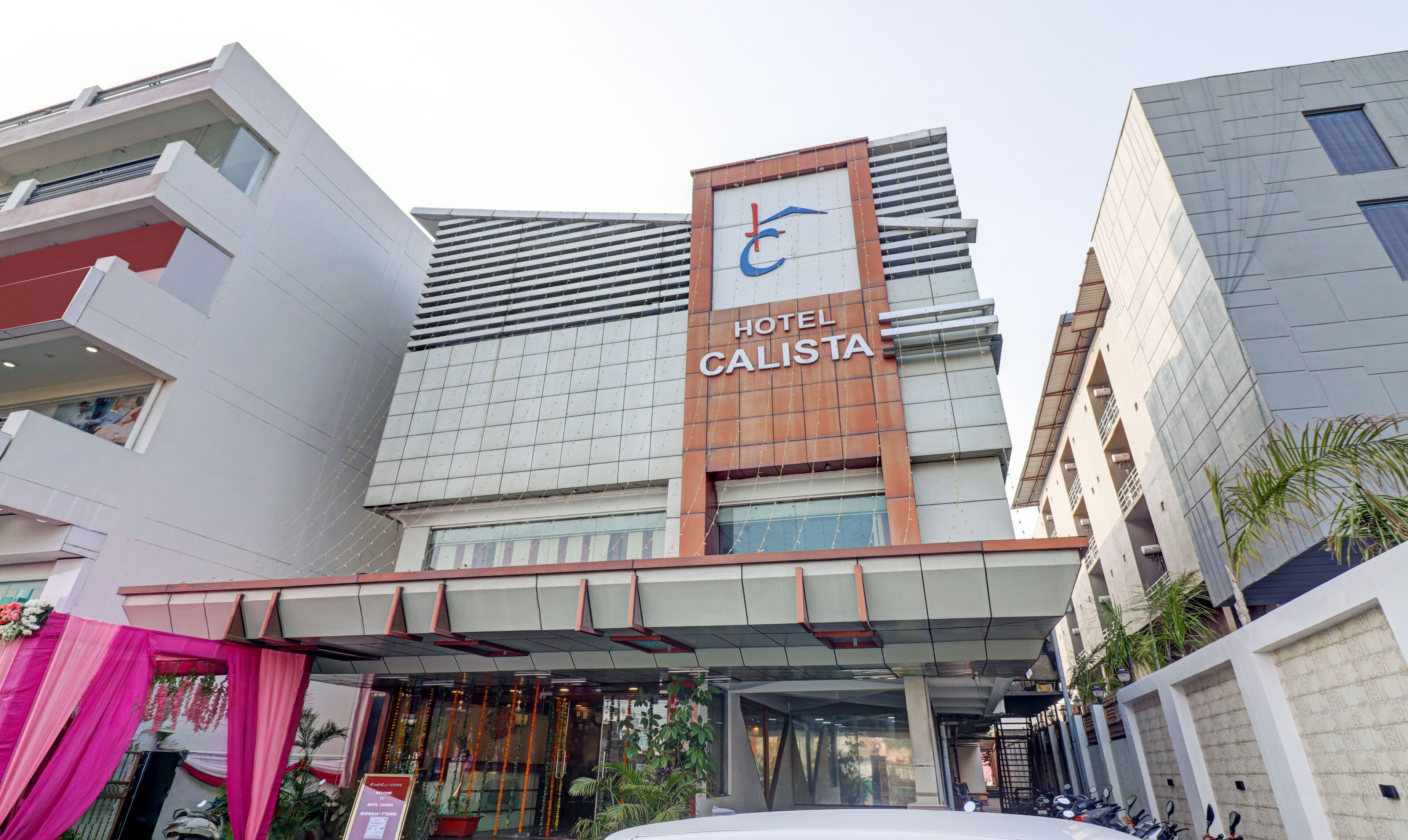 Un hotel moderno con un letrero llamativo que dice "HOTEL CALISTA".