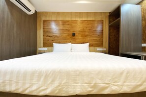 Quarto casal luxo, 1 cama King | Wi-Fi de cortesia, roupa de cama