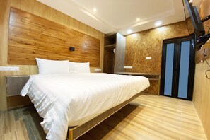 Quarto casal luxo, 1 cama King | Wi-Fi de cortesia, roupa de cama
