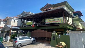 Un bâtiment à deux étages portant une enseigne indiquant « KC Travel and Tours SDN. BHD. »