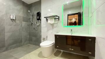 Shower, free toiletries, bidet, towels