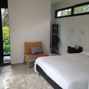 3 habitaciones, tabla de planchar con plancha y cuna de viaje 